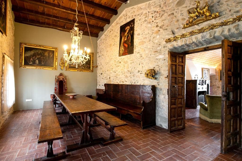 Rustikaler Speisesaal mit langem Holztisch