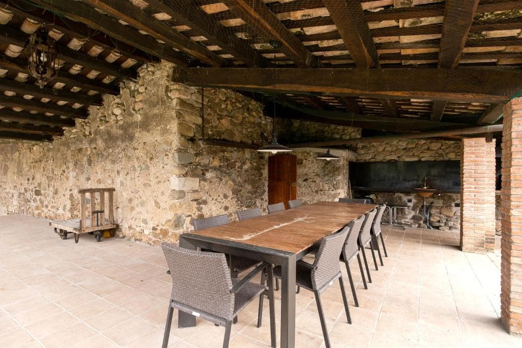Lange Tafel auf der überdachten Terrasse