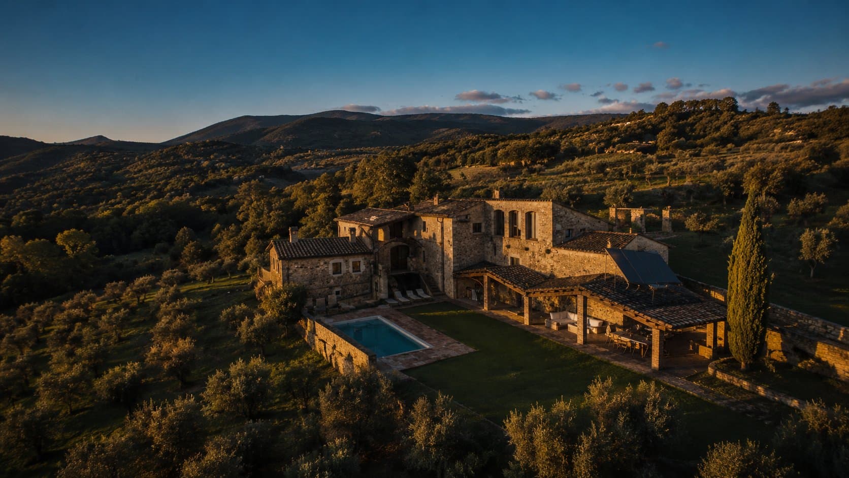 Luftaufnahme der Finca bei Sonnenuntergang zwischen Olivenhainen